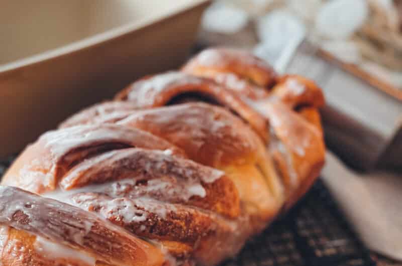 Babka mit Zimt und Zuckerguss