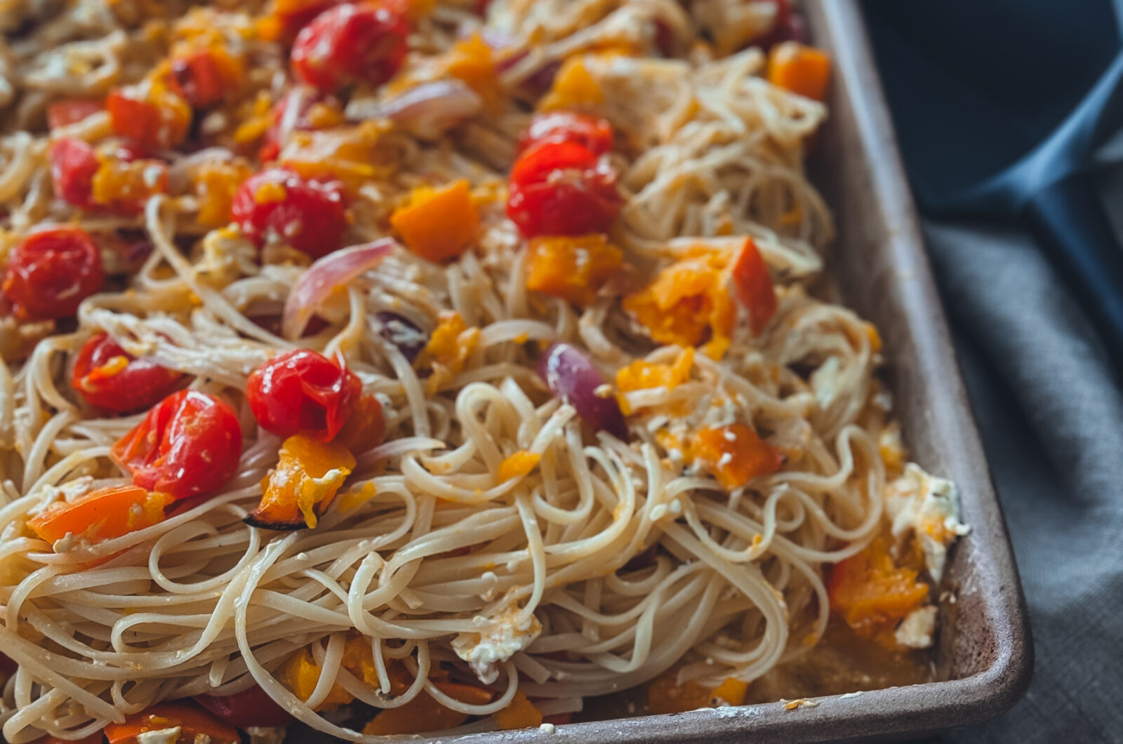 Ofenkürbis mit Tomaten, Feta und Pasta